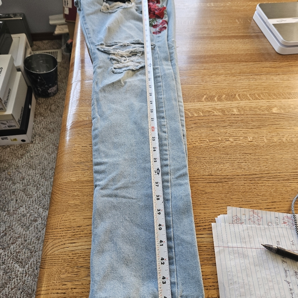 Y&R Embroidered Distressed Blue Jeans Sz 34 See Pictures For Measurements - Picture 5 of 9